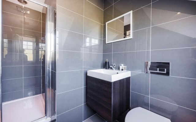 Large 4 Bed Townhouse in Uxbridge Sleeps 9