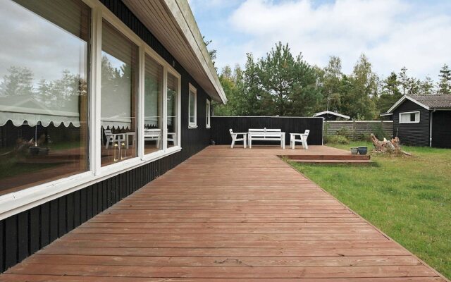 Relaxing Holiday Home in Højby Near Sea