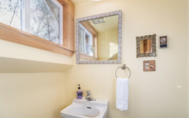 Rockwell Retreat 4 Bedroom Home by NW Comfy Cabins by RedAwning