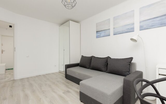 Warsaw Saski Garden Apartment by Renters