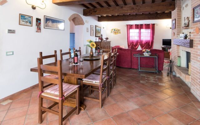 Refreshing Holiday Home in Casole D'elsa With Swimming Pool