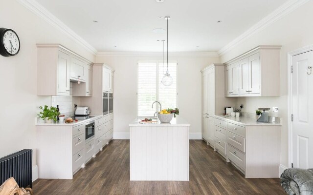 Stylish 5BR House in Hampton Court