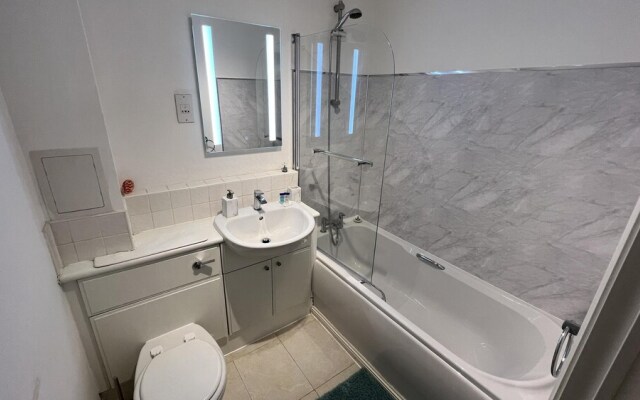 Spacious Modern 2BR Apartment Near City Center