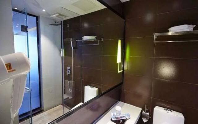 IU Hotel Lvliang Xiaoyi Zhenxing Street Branch