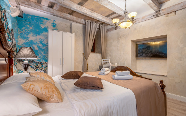 Historic Plaza Varos - Adults Only