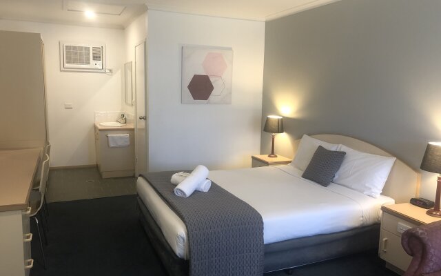 Capricorn Motor Inn