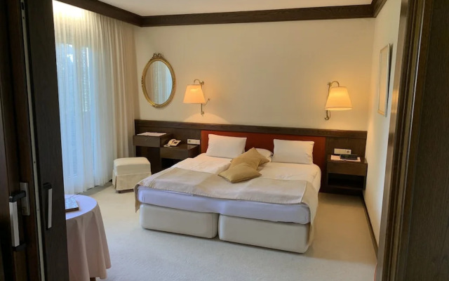 Dietrichsteinerhof Apartments & Rooms