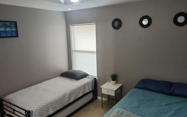 2 Bedrooms Apt Near Univeristy