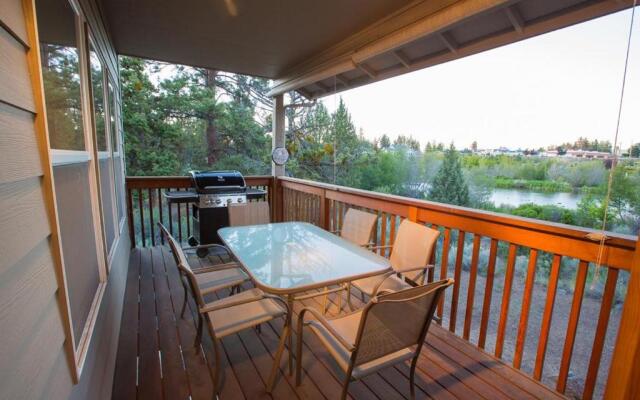 Quiet River *30 Day Minimum 4 Bedroom Townhouse by RedAwning