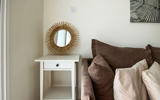 Phaedrus Living City View Fountain Court 113