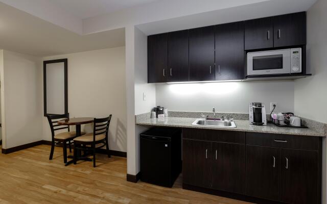 Red Roof Inn PLUS+ & Suites Malone