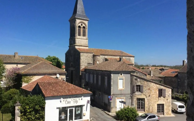 Logis Hotels  Auberge De La Tour   Hôtel Et Restaurant