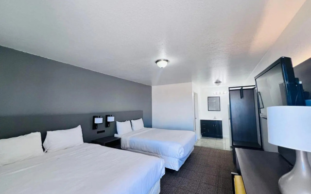 OYO Garden Inn and Suites Pearsall I-35 East