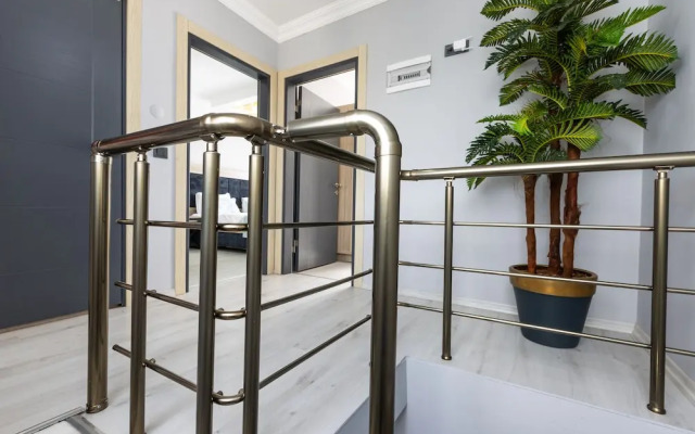 Li̇fe Pool Sui̇te Hotel