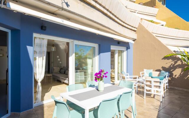 Beach apartment with terrace and private parking