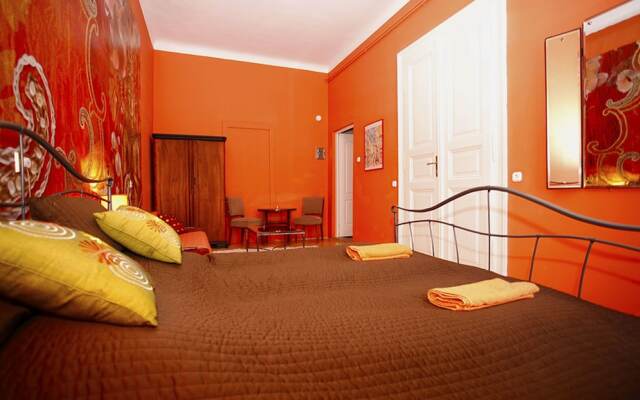 Chic Tarragon Apartments