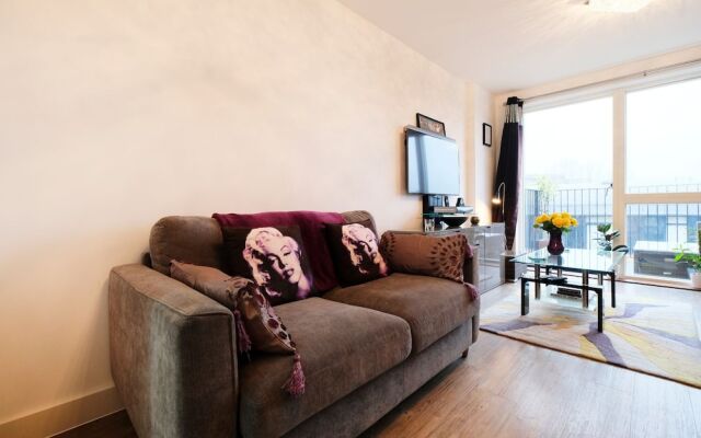 Cozy, Modern 1BR Brixton Flat For 5