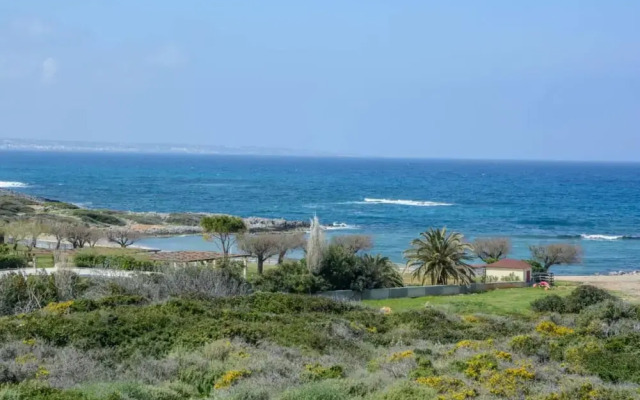 Green Luxury Villa Near The Sea