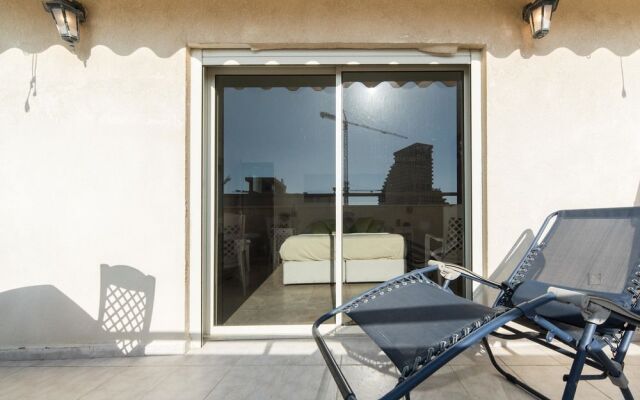 Spacious Duplex with Terrace 3-min From the Beach