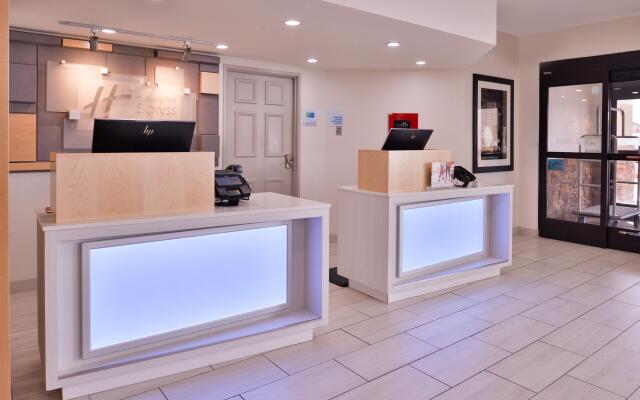 Holiday Inn Express Farmington - Bloomfield by IHG