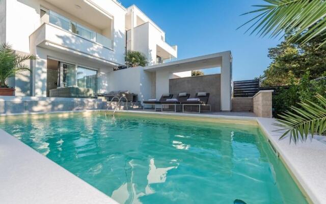 Sunset apartment with private pool and jacuzzi