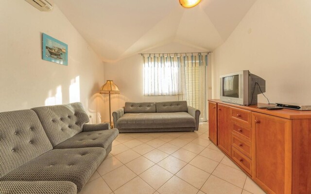 Beautiful Home in Banj With Wifi and 5 Bedrooms