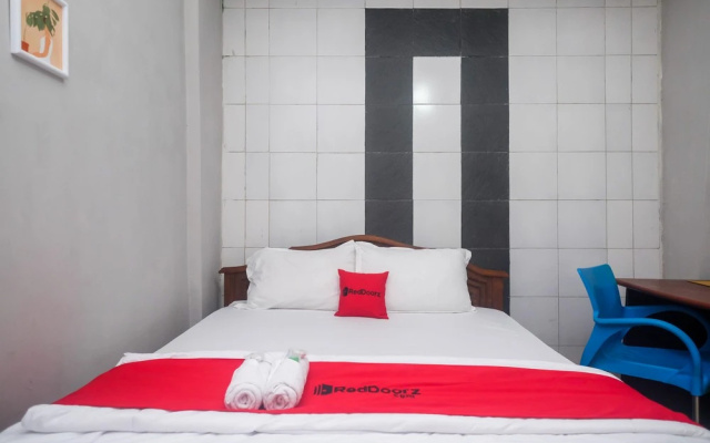 RedDoorz Syariah at de KostMarto Uty – Guest Rooms – Sleman