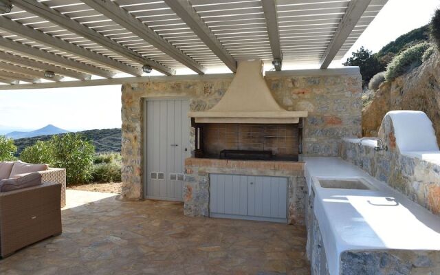 Deluxe Villa Infinity Pool And Helipad By Villarentalsgr