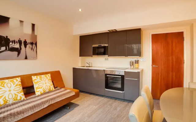 Lovely Studio in London with Hot Tub, London
