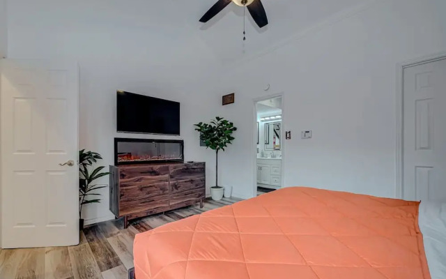 Upscale 1BR Condo in Med Center