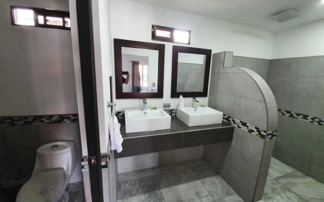 Hotel Blue Marlin - Nightclub & Sports Bar on Site