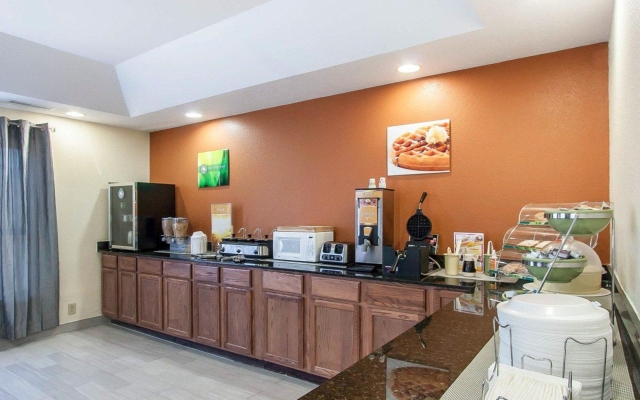 Comfort Inn & Suites Airport - American Way