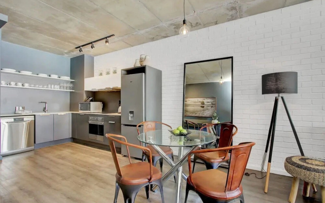 Modern Top Floor Apartment Mountain Views