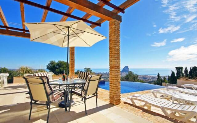 Villa - 4 Bedrooms with Pool, WiFi and Sea views - 104976