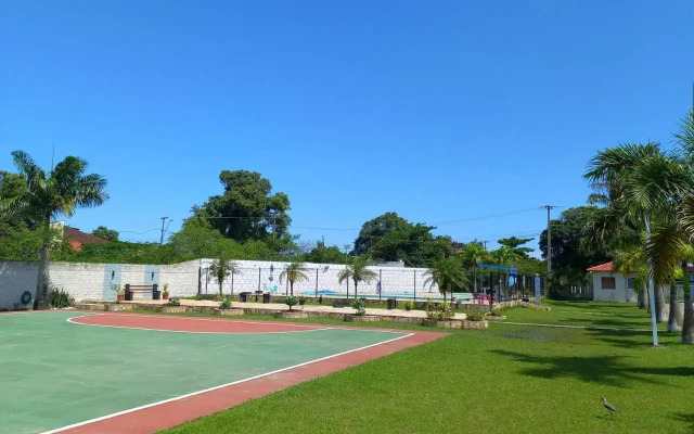 250m da praia-Kitinete com Piscina-Matinhos-PR