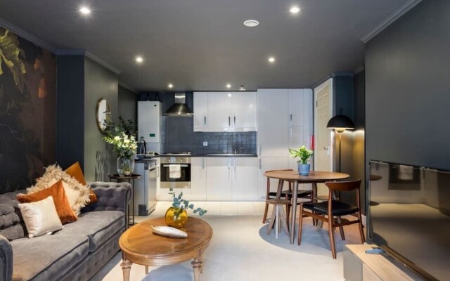 Amazing Designer 2 bed in Barons Court/west Ken