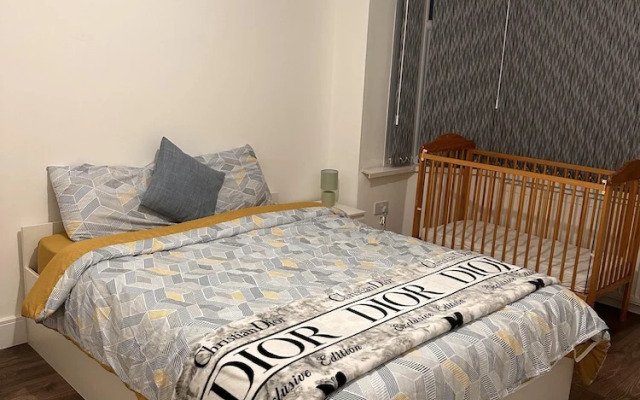 6-bed 3-bath Home - Sleeps 14 & Free Parking