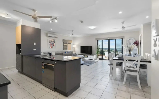 Waterfront Retreat Sea Views - Huge Pool - BBQ