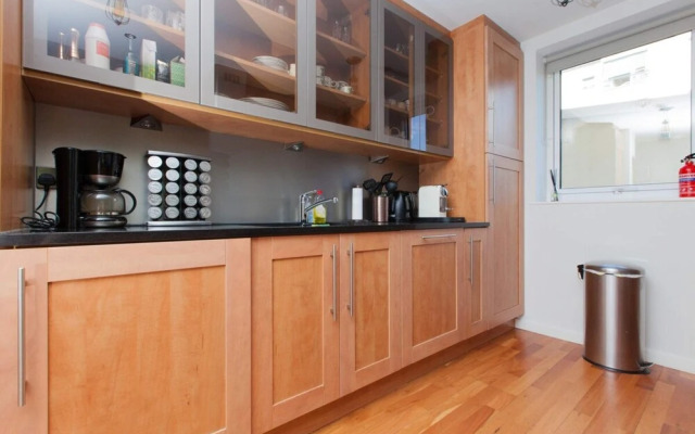 2 Bedroom Flat In Holyrood Area