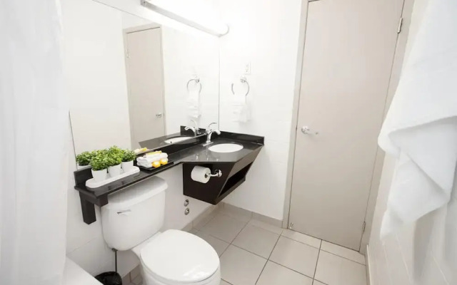 Modern Downtown One-bedroom Suite With Parking