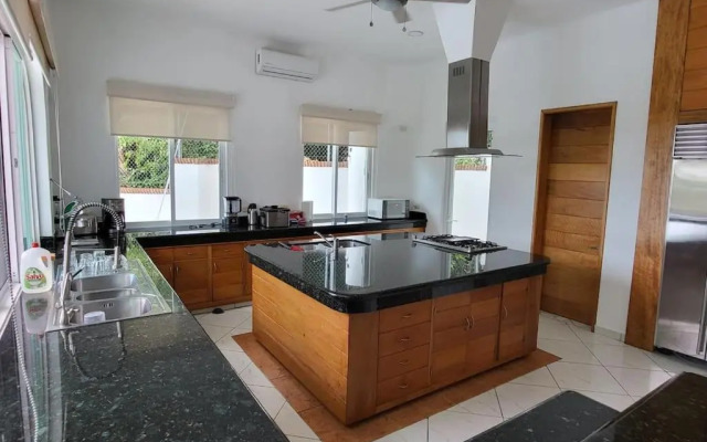 Heated Pool & Chef with Full Staff Included - 30 guest