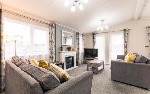 Lakeside View Lodge with Hot Tub