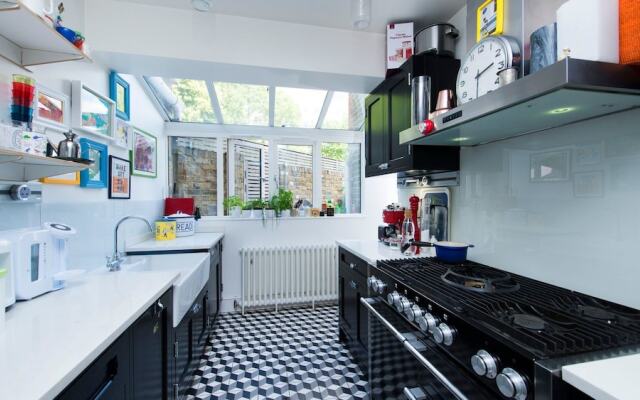 Fashionable 3BR Family Home in Battersea