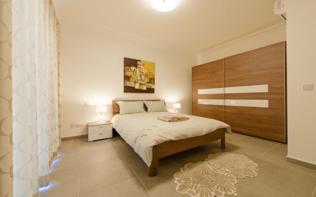 Seaview APT Incl Pool IN Sliema