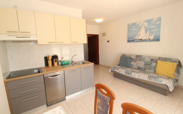 Apartment Uga2 - 70m from the beach: A2-prizemlje Mandre, Island Pag