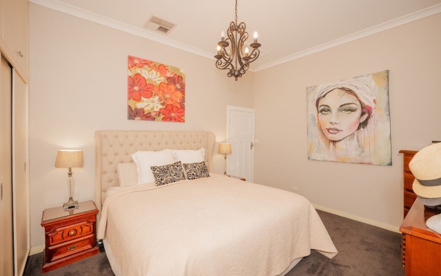 Cozy Cottage with Kitchen & Patio – Guest Rooms – Tamworth