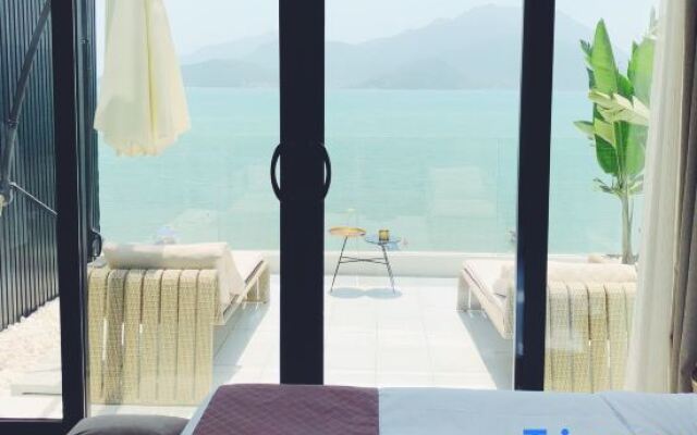 Sea view villa at the end of the field