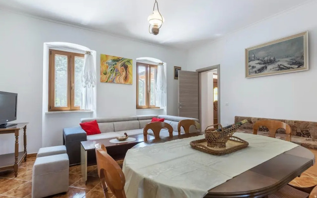 Large Holiday Home With Swimming Pool