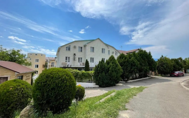 Polina Guest House