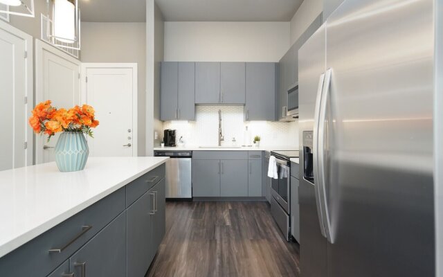 1 BR and 2 BR near Downtown by Frontdesk